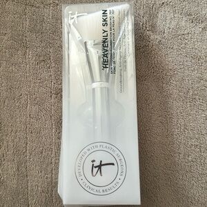 BNIB IT COSMETICS HEAVENLY SKIN- SKIN HUGGING FOUNDATION BRUSH NO. 707